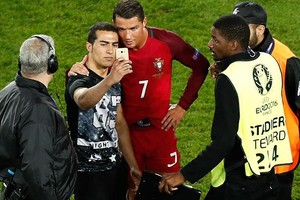 'سيلفي' مع رونالدو يمر بسلام بالنسبة للمشجع الذي اقتحم الملعب