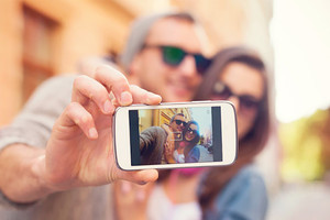 دراسة: التقاط صور السيلفي يسبب ظهور التجاعيد