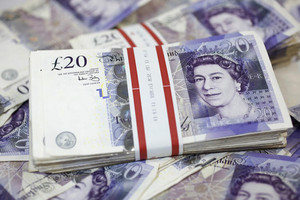 الاسترليني يستقر قرب أعلى مستوى في 3 أسابيع أمام الدولار واليورو