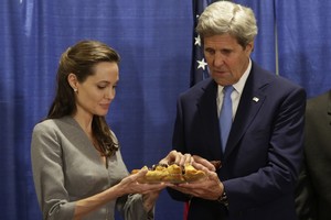 بالصور... أنجلينا جولي وكيري يفطران مع اللاجئين