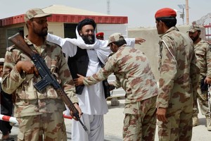 115 عنصراً من طالبان يلقون سلاحهم في أفغانستان