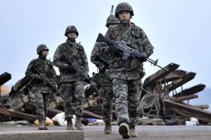 كوريا الجنوبية وأميركا تجريان تدريباً مشتركاً على شن هجوم بالمروحيات