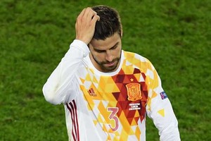 بيكيه ينفي إهانة النشيد الوطني الاسباني