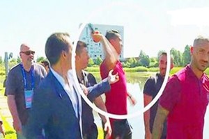 كأس أوروبا 2016: رونالدو يرمي مذياع صحافي في الماء