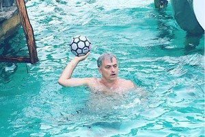 بالصور... ماذا يفعل مورينهو قبل بدء مهمته المجنونة مع مانشستر يونايتد؟