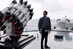 رئيس إندونيسيا يعتلي سفينة حربية في جزر ناتونا وسط خلاف مع الصين