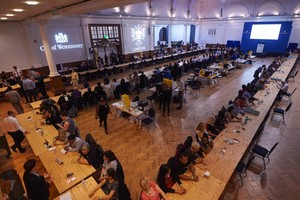 إقفال مراكز التصويت وبدء عملية الفرز على عضوية بريطانيا في الاتحاد الأوروبي