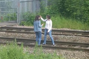 سيلفي 'غبي' لمراهقتين على سكة حديد مزدحمة