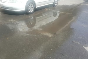 بالصور...أهالي مجمع 411 بالمصلى يشكون انتشار الروائح الكريهة بفعل فيضان مياه الصرف الصحي