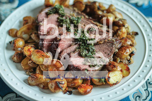 ﻿لحم غنم مشوي مع صلصة النعناع