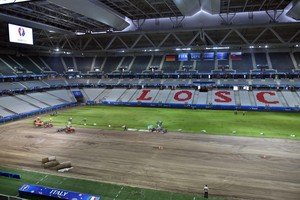 شاهد بالصور... تغيير أرضية ملعب في 24 ساعة