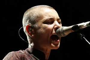 شرطة: المغنية الايرلندية شينيد اوكونور تهدد بالانتحار