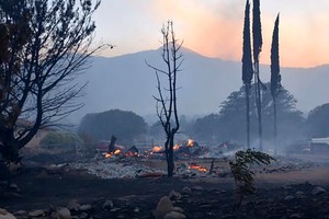 قتيلان وإجلاء الآلاف في الحريق الذي تضرب كاليفورنيا