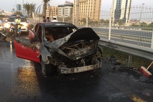 بالصور... حريق بسيارة مواطنة على شارع الملك فيصل ولا إصابات 