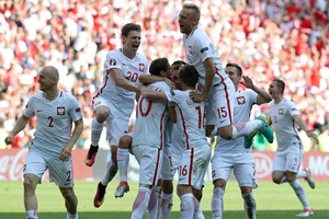 بولندا تهزم سويسرا بركلات الترجيح بعد هدف رائع من شاكيري