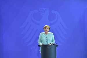 ميركل تدعو لـ 'حوار مفتوح' بشأن دمج اللاجئين