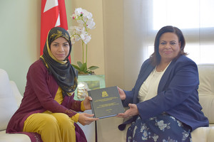 بوعنق تتسلم نسخة من رسالة الماجستير  للممرضة زينب شٌبر