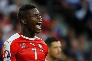 شالكه يتعاقد مع السويسري الشاب بريل ايمبولو