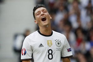 اوزيل يهدر رابع ركلة جزاء في 'يورو 2016'