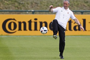 مدرب المجر يهنئ اللاعبين على الأداء رغم الهزيمة