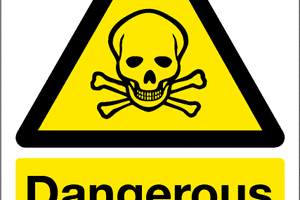 رجال إنقاذ يتخلصون من مواد كيماوية خطيرة بعد إعصار مدمر بالصين