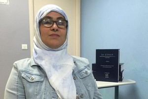 كفيفة تكتب ترجمة فرنسية لمعاني القرآن بطريقة بريل