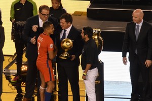 سانشيز يتوج الأفضل وبرافو أفضل حارس وفارفاس الهداف في كوبا أميركا 2016