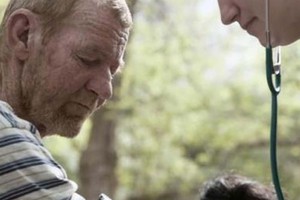 مساعد طبي يكرّس حياته لمساعدة المشردين مجاناً