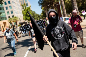 اصابة سبعة أشخاص أثناء مظاهرة للعنصريين البيض في ولاية كاليفورنيا