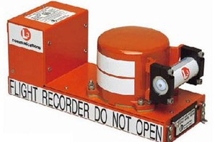 نقل احد الصندوقين الاسودين للطائرة المصرية الى القاهرة لبدء تفريغه