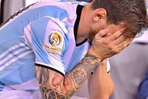 كريستيانو: يؤلمني بكاء ميسي وآمل عودته عن قراره