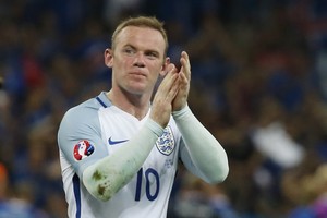 روني يؤكد استمراره مع المنتخب الإنجليزي على رغم الخروج المهين من يورو 2016