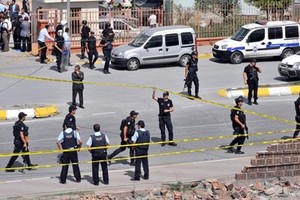 مقتل شرطي وإصابة 7 في انفجار قنبلة بتركيا