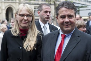 زوجة نائب ميركل: سأواصل العمل كطبيبة أسنان لو أصبحت زوجة المستشار