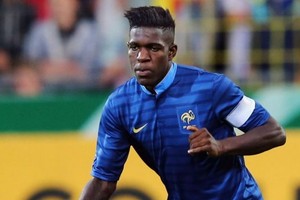 اومتيتي قلب دفاع فرنسا في طريقه للانضمام إلى برشلونة من ليون