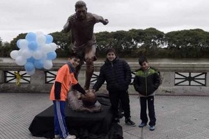 بالصور... تدشين تمثال لميسي في الأرجنتين