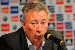 رئيس الاتحاد الأرجنتيني لكرة القدم يستقيل من منصبه متمنيا عدول ميسي عن قرار اعتزاله