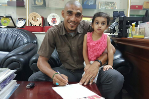 'طائرة الأهلي' تُعلن تعاقدها الرسمي مع علي مرهون