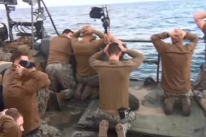 البحرية الاميركية تنتقد بحارتها الذين اسرتهم إيران في الخليج 