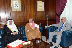 وزير شئون مجلس الوزراء يتسلم التقرير السنوي للمؤسسة العامة لجسر الملك فهد