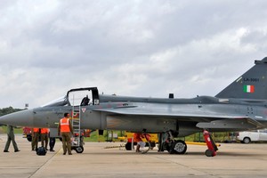 بالصور... أول طائرة مقاتلة هندية تدخل الخدمة بعد 33 عاماً من قرار صنعها