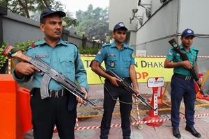 الشرطة في بنغلادش تقول إنها ستشن عملية على مطعم داكا عند الفجر