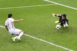 بوفون ونوير وجها لوجه... صراع بين أفضل حارسين في 'يورو 2016'