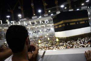 السعودية تفرض ارتداء حجاج البيت الحرام سواراً إلكترونيا هذا العام