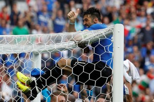 بوفون مازحا: من الصعب مقارنتي بالحارس الألماني نيوير