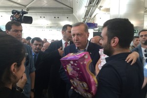 أردوغان يزور مطار أتاتورك بإسطنبول عقب الهجوم الإرهابي