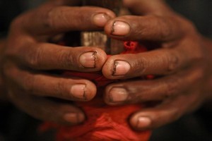 من يختبئ تحت أظافرنا؟