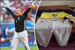 عرض سروال حارس المجر في أحد المتاحف للجماهير