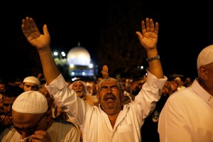 بالصور... أكثر من 400 ألف مصلي في المسجد الأقصى ليلة 27 رمضان