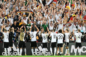 وسائل الإعلام والجماهير الألمانية يحتفلون بالفوز التاريخي على 'الازوري'